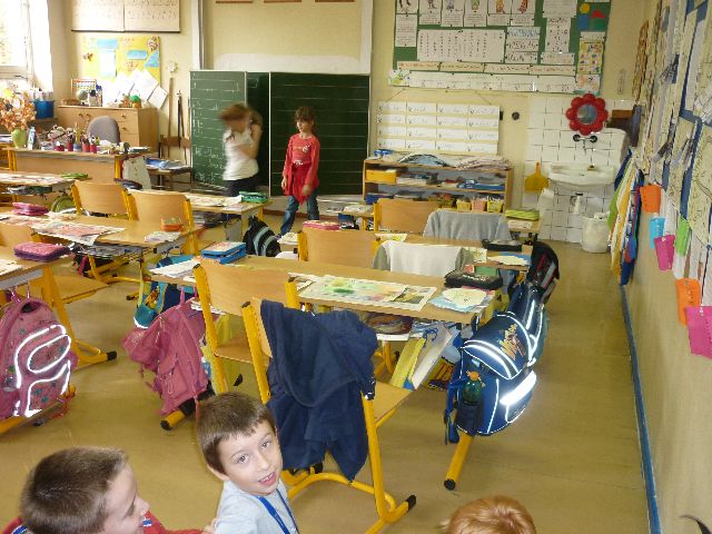 3. ovšem také někdo víří prach- kdo to je